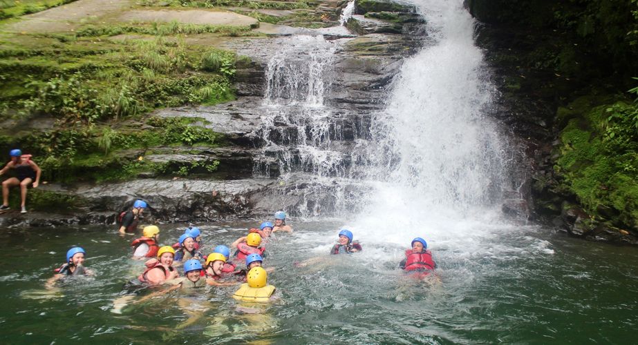 Zwemmen bij een waterval
